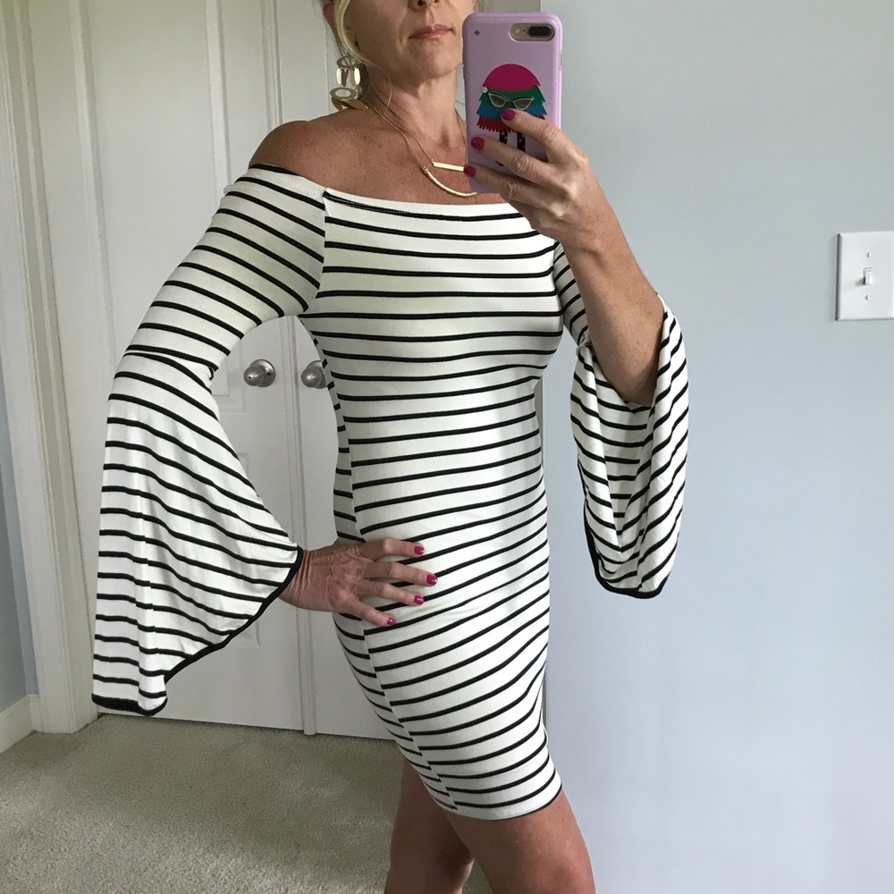 🎉1 SMALL🎉Off the Shoulder Bell Sleeve Dress - Picture 2 of 8
